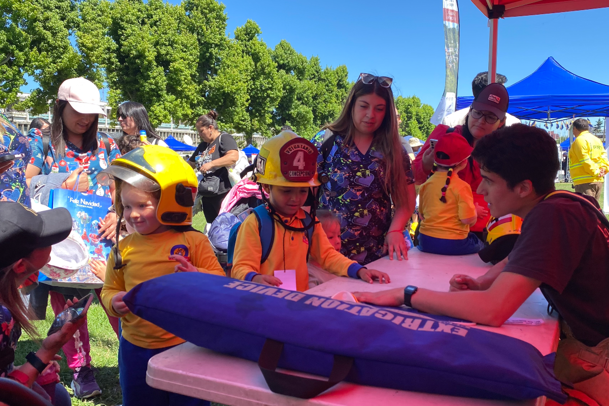 Feria de Reducción de Riesgos de Desastres promueve colaboración institucional y prevención en la UdeC