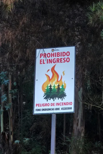 Señal en bosque: letrero