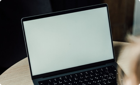 Laptop con pantalla en blanco sobre escritorio, referencia a solicitud de mantención de equipos UdeC.