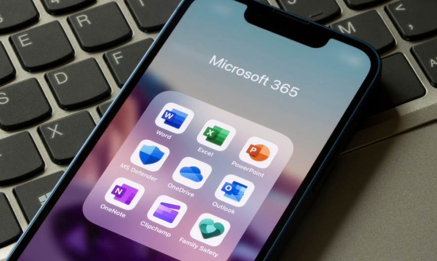 Celular con diversas aplicaciones en pantalla sobre el teclado de un notebook