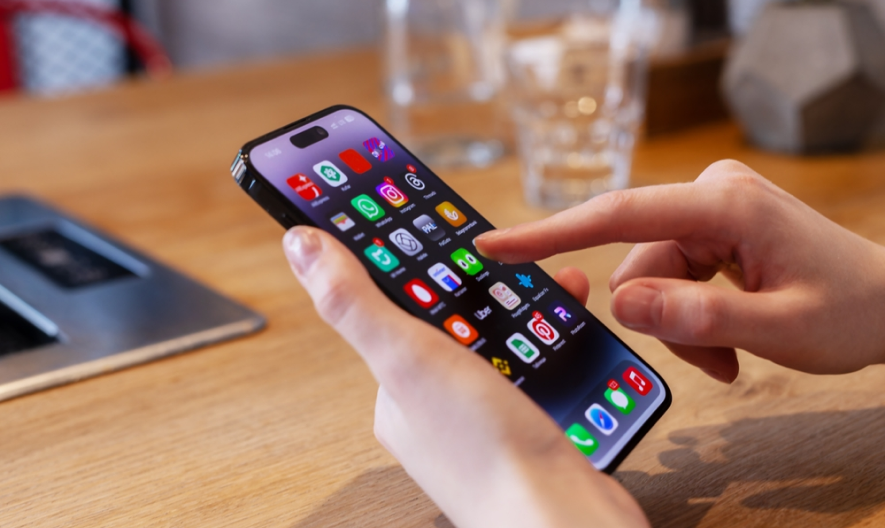 Manos interactuando con la pantalla de un celular