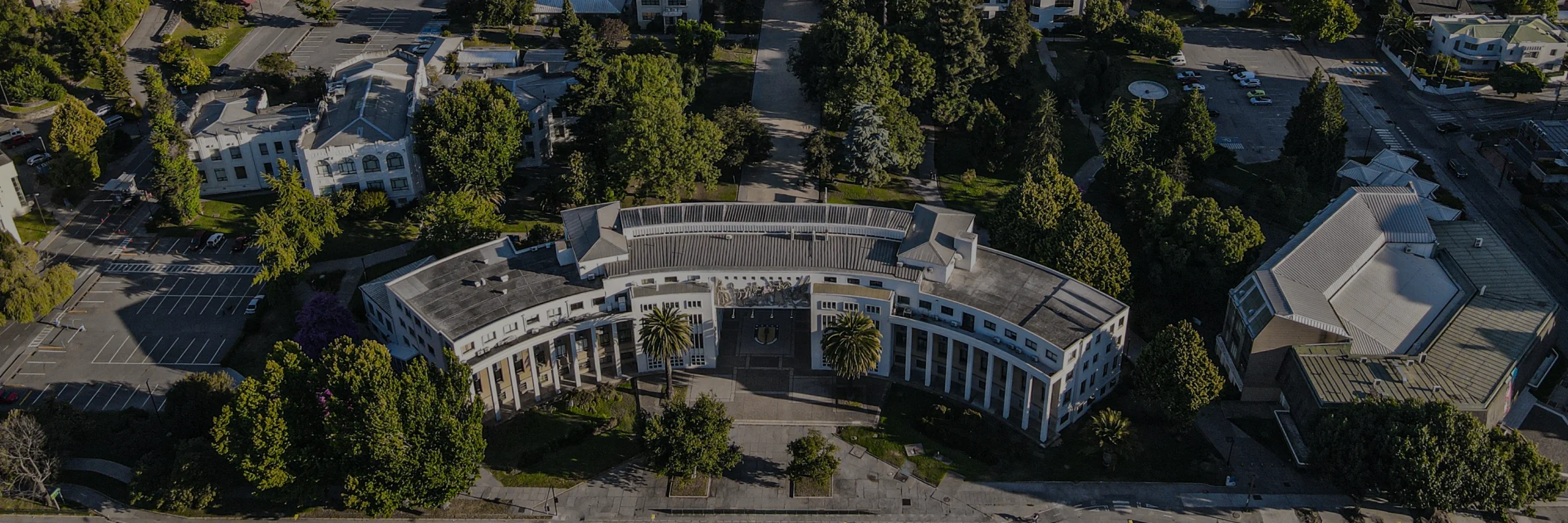 Vista aérea del campus de la Universidad de Concepción, muestra el Arco de ingreso y la avenida central.