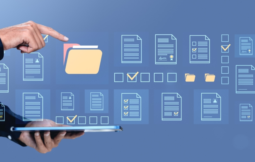 Persona apunta a un icono de una carpeta digital