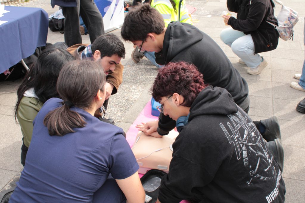 Estudiantes y miembros del personal UdeC participan de un taller de RCP.
