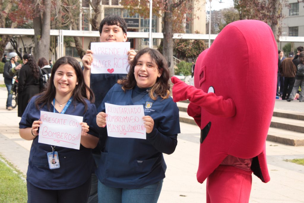 Estudiantes de Enfermería posan junto a corpóreo de Corazón.