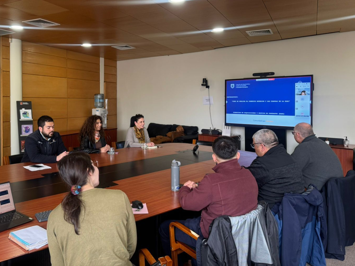 UdeC fortalece apoyo a la investigación con taller sobre compras internacionales