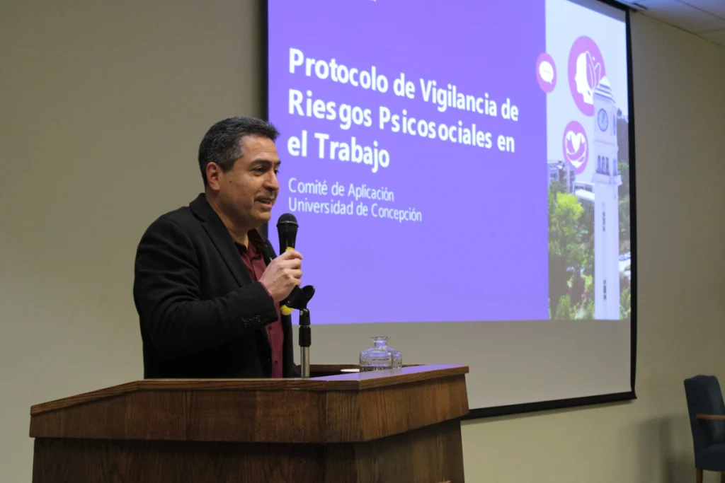 Expositor habla sobre protocolos de vigilancia de riesgos psicosociales en el trabajo