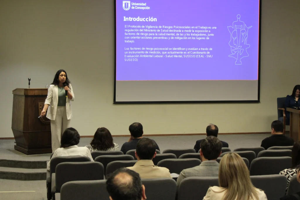 Mujer expone en la Universidad de Concepción