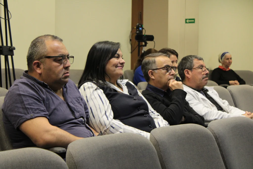 personas observan atentamente la exposición 