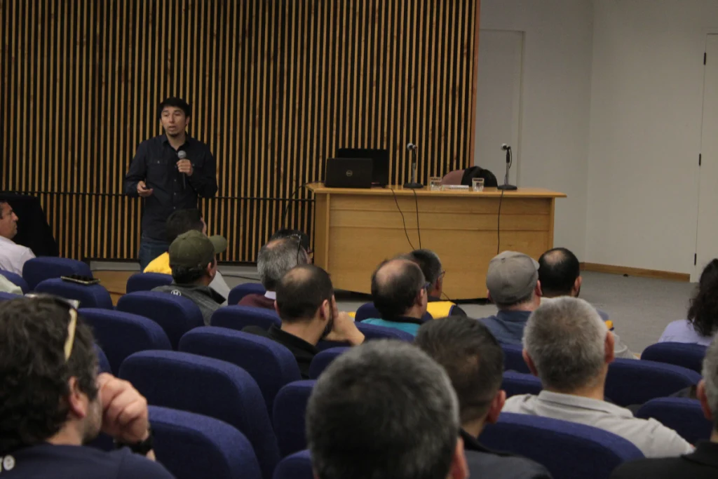 Joven expone frete a audiencia en la Universidad de Concepción