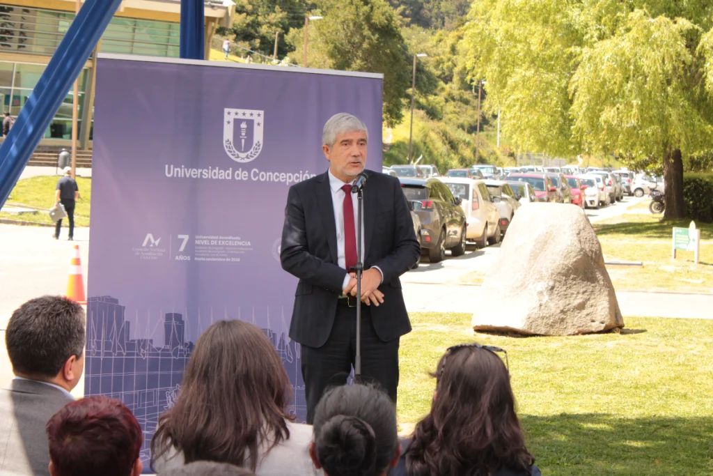 Persona habla frente a la audiencia en la Universidad de Concepción