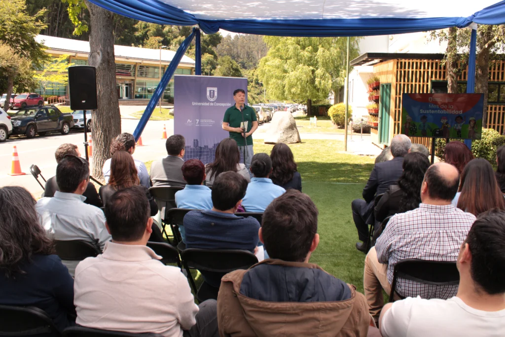 Joven habla frente a audiencia en la Universidad de Concepción 