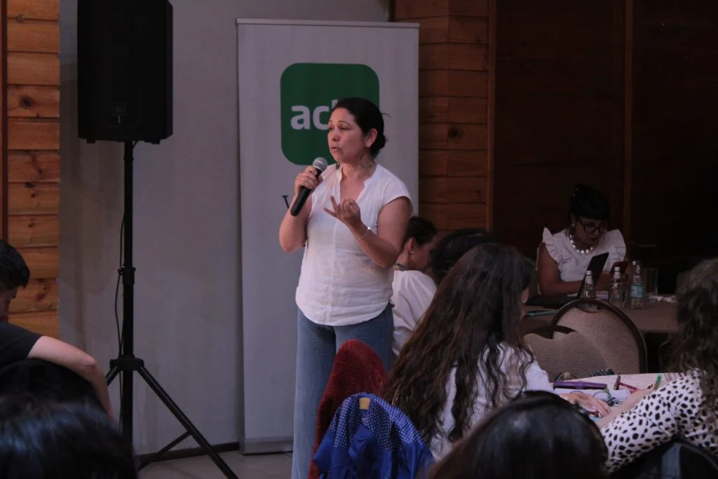 Expositora presenta frente a la audiencia 