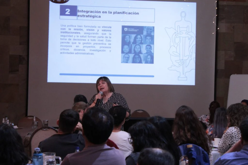 Mujer expone frente la audiencia 