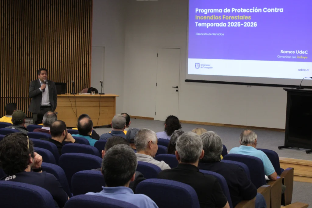 Hombre expone sobre el "Programa de protección contra incendios forestales"