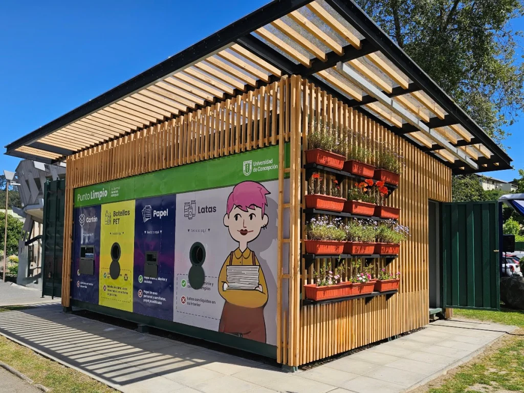 Sector de reciclaje UdeC. Punto limpio para reciclar latas, papel, cartón y botellas PET