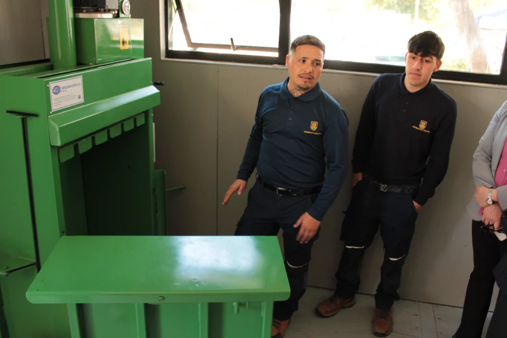 Hombre presenta parte de la zona de reciclaje 