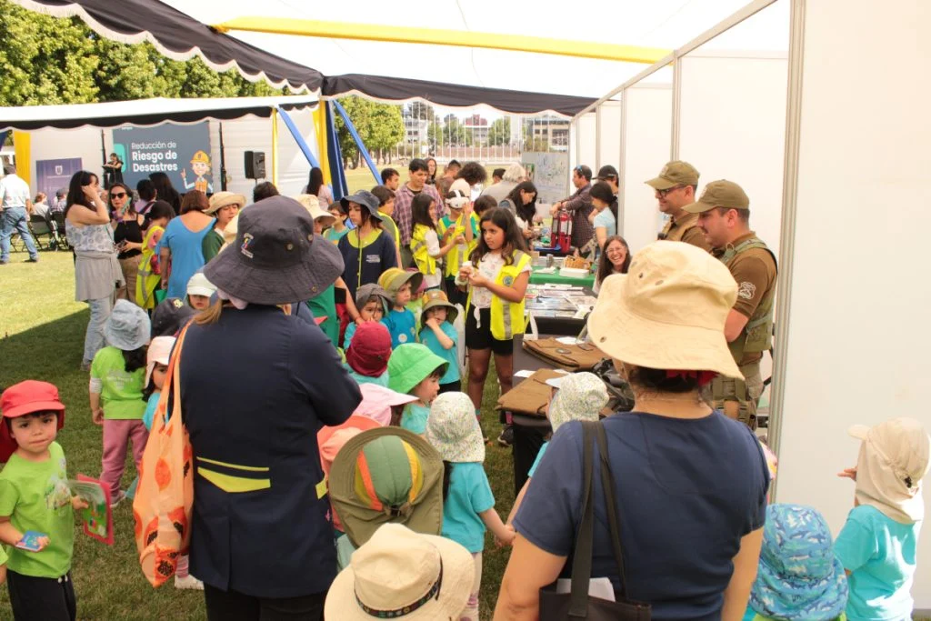 Personas visitan la Feria de Reducción de Riesgos