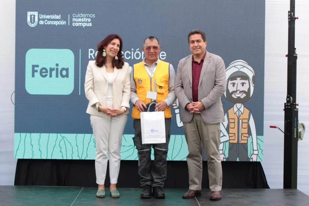 Presentadores posan junto a ganador de distinción