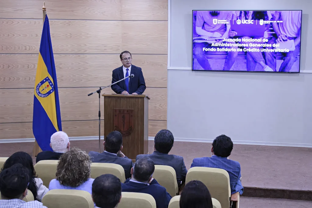 hombre expone frente a los asistentes de la jornada
