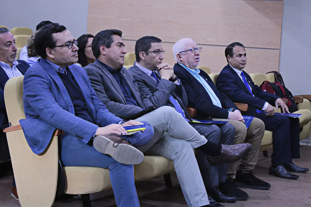 Asistentes de la jornada escuchan atentamente