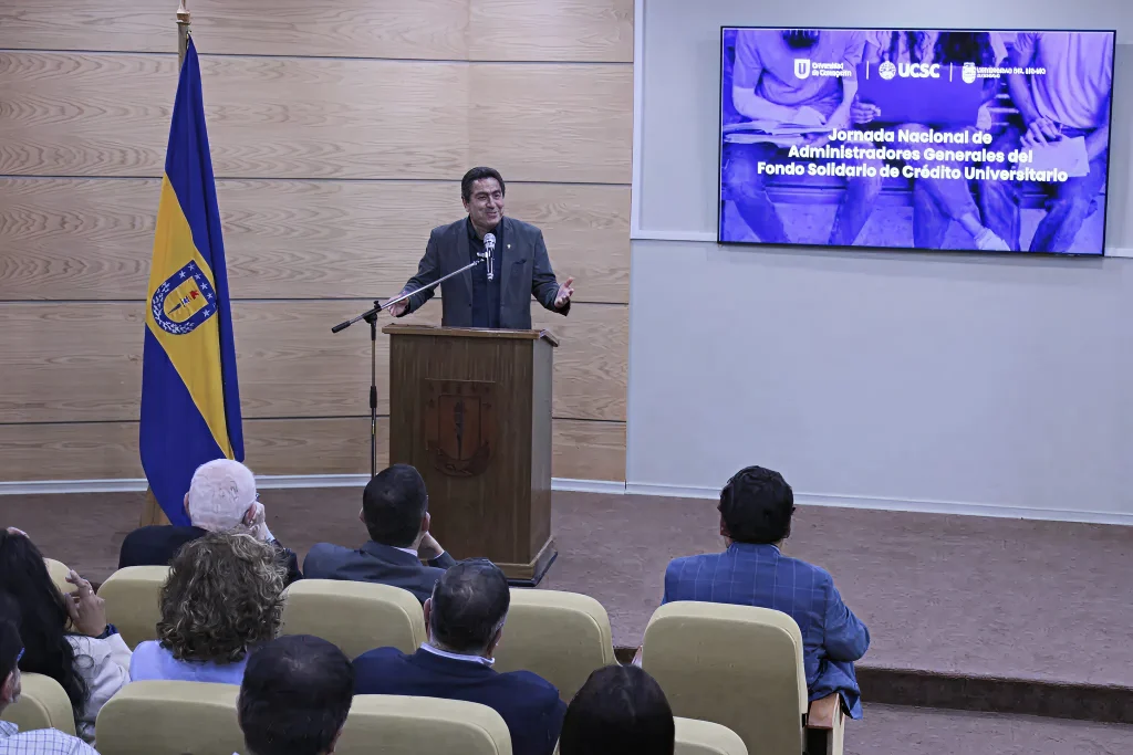 Expositor habla frente a la audiencia