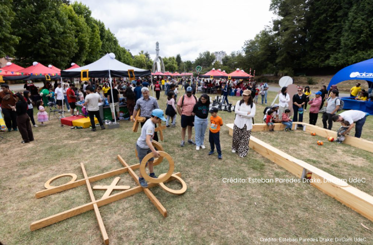UdeC celebró tradicional fiesta de Navidad con show circense y pantalla inclusiva