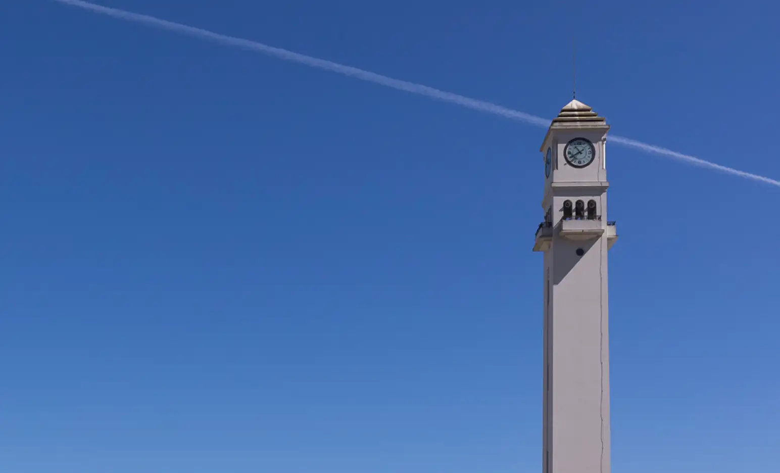 Incorpora y fortalece el uso de las tecnologías de información en la operación administrativa y de gestión del quehacer universitario.