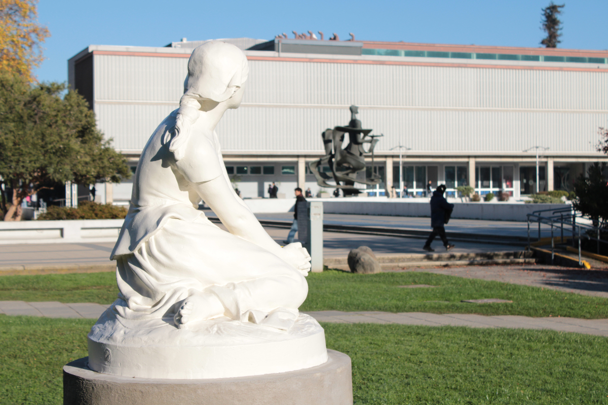 Escultura patrimonial vuelve al campus Concepción tras proceso de restauración